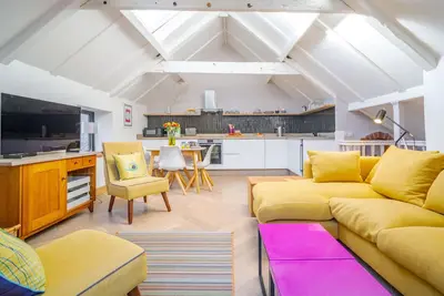 Image de Mill End is a unique and stylishly renovated two bedroom cottage, just a short walk from the beach a