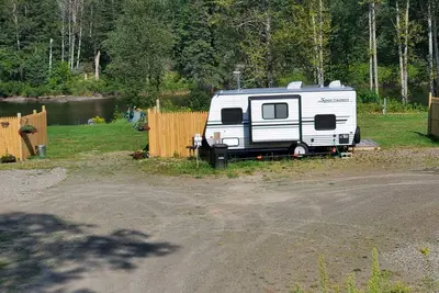 Image de Nightly Rv On-site rental. River front. Showerhouse with laundry.