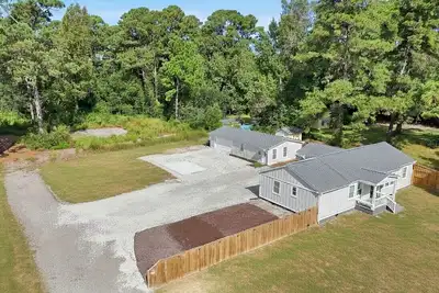 Image de ~Midtown Hub~ Compound Retreat for Large Groups - Huge Lot - 5 min to Wb+Airlie