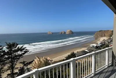 Image de Relax and unwind at Surfer’s Perch. Bright and clean with breathtaking views.