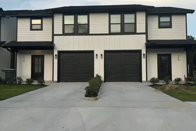 Image de Modern Luxury Meets Cozy Comfort, \n3BR Townhome Retreat