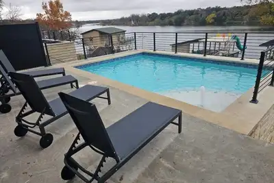 Image de New Lakefront Luxury with game room, heated pool, fire pit and boat dock
