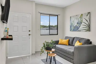 Image de Cozy Apt next to the Airport - Wifi, pool, A/C