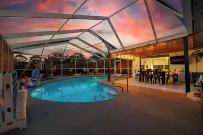 Image de Tropical Poolside Escape w/Free Pool Heat! !