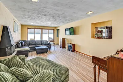 Image de 2 Mi to Dtwn Newark: Pet-Friendly Home!