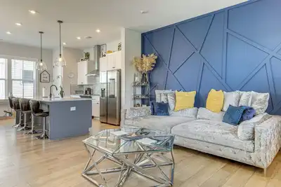 Image de 5 Mi to Int’l Soccer Play: Atl Townhome w/ Balcony