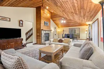 Image de New Listing! 4br Home in Prime Marietta Location | East Cobb Baseball | Truist Park | East Cobb