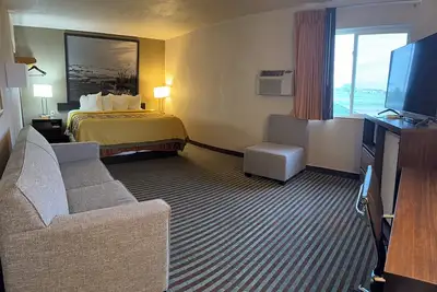 Image de Right off the Interstate, American style Restaurant/Bar Next door & Great Rates!