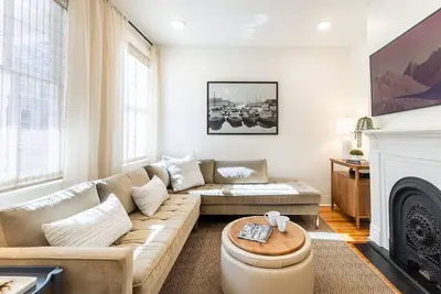 Image de Charming, Newly Renovated Historic Row Home in Downtown Annapolis