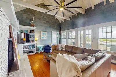 Image de Completely renovated, oceanfront home with private pool, deck, WiFi & Ac