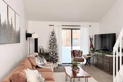 Image de Cozy Condo -Walk to Downtown McCall & Marina! Hot Tub, Indoor Pool, Sauna &more.