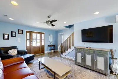 Image de Beautiful Canal-Front Cottage with Deepwater Boat Slip, Waterfront Deck & W/D