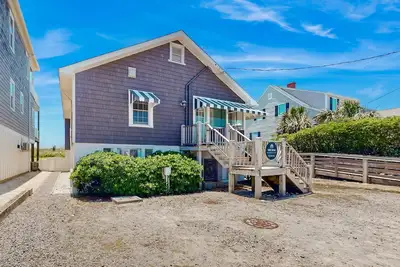 Image de Charming oceanfront beach cottage with WiFi & deck - walk to activities