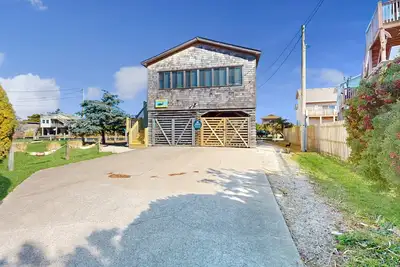 Image de Waterfront, dog-friendly house with lovely water views, pool access & deck