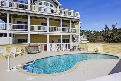 Image de Waterfront home with private pool, hot tub, pool table & theater- near the beach