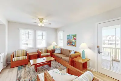 Image de Dog-friendly duplex near the beach w/ pool access, washer/dryer, and central Ac