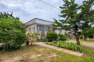 Image de Dog-friendly home near the beach near beach access, outdoor shower, deck