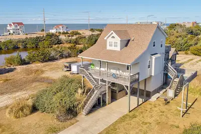 Image de 3-story dog-friendly home near the beach with private hot tub, pool, & ocean views