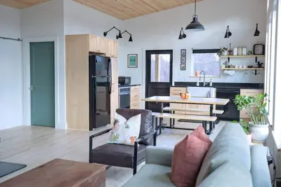 Image de Forest Cabin with Wall of Windows