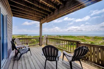 Image de Bright, updated oceanfront home with shared pool, private deck, & great views