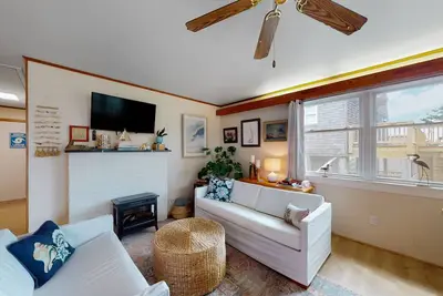 Image de Charming oceanside beach cottage -  short walk to private beach access & marinas