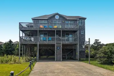 Image de Semi-Oceanfront-5 Br, 3 Full & 1 Half Bath-just two lots from the beach walkway