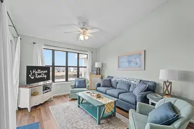 Image de High View: Canalfront condo w/pool and sound views!