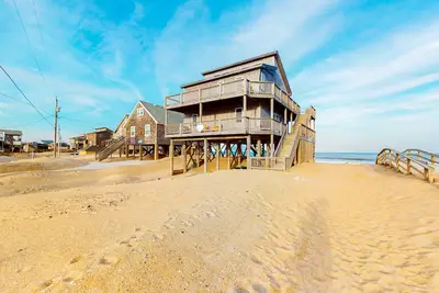 Image de Oceanfront 4 bedroom house w/ private W/D, WiFi, shared pool, Ac