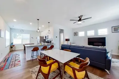 Image de Downtown Jewel | New-Build | Stroll to Historic District & Riverwalk