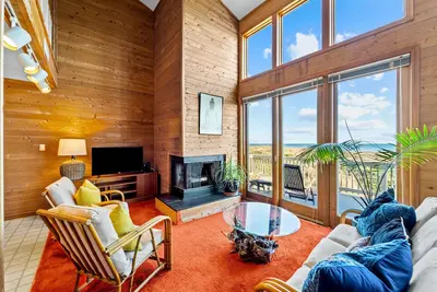 Image de Retro dog-friendly home on the water with a balcony, washer/dryer, and Ac