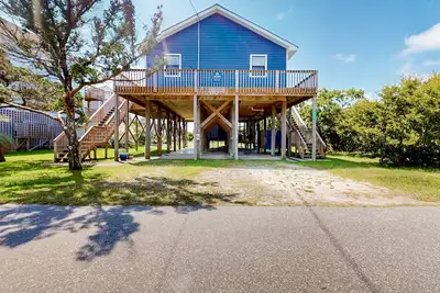 Image de Cute home close to beach with private hot tub, deck, electric vehicle charger