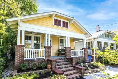 Image de Authentic Craftsman cottage - enclosed yard, lovely porch, W/D & great location