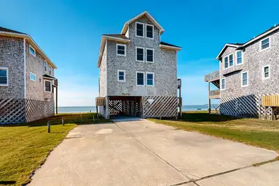 Image de Great sound view waterfront home with private hot tub, Ac, W/D & pool access
