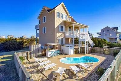 Image de Bright, beautiful house near the sound & ocean with private pool & hot tub