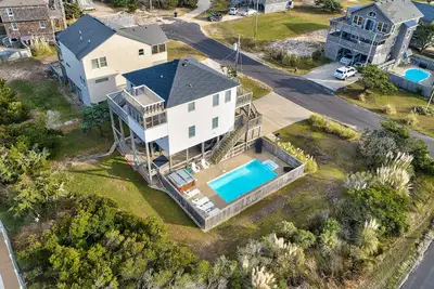 Image de Home with easy beach access, private saltwater pool/hot tub, & rooftop deck