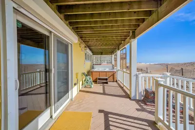 Image de Coastal Charm 220: Oceanfront, private hot tub, dog-friendly