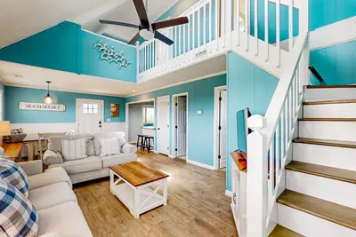 Image de Dog-friendly home near beach with ocean & sound views, deck, outdoor shower, Ac