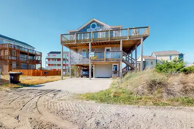 Image de Enjoy a semi-oceanfront getaway, just two houses away from easy beach access!