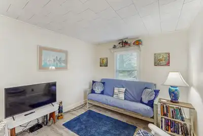 Intracoastal Waterway-view cottage with private deck, & central Ac