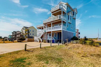Image de Ocean- side with great views, pet friendly, heated pool, parking & new deck