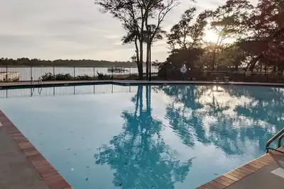 Image de Coastal condo with excellent views, balcony, washer/dryer, & Ac - pool access