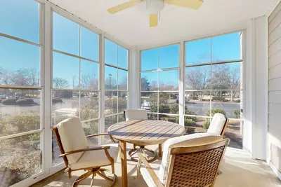 Image de Snowbird-friendly condo with 2 outdoor pools, patio, & streaming- golfing nearby