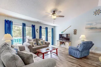 3rd-floor golf course-front condo with inviting deck, beaches & golf nearby