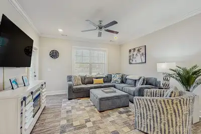 Image de Coastal home near golf courses with shared pool and tennis courts