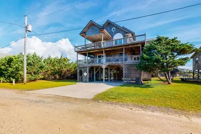 Image de Stunning Family-Friendly Home w/ Free WiFi, Private W/D, Ac, & Multiple Decks