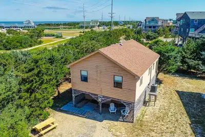 Image de Bird Haus Cottage: Oceanside, pool access, rooftop deck, screened porch