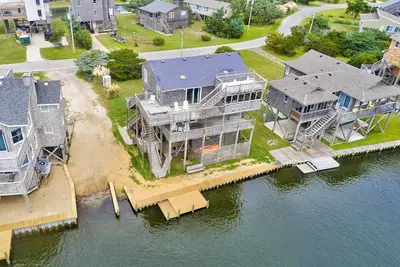 Image de Well-Equipped Waterfront Home w/Free WiFi, Private Hot Tub, W/D, Shared Pool