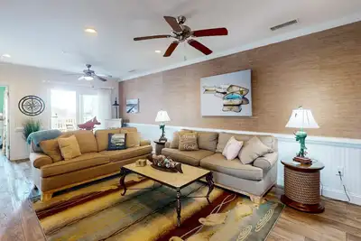 Image de Comfortable condo with shared pool, free WiFi, central Ac, and water views