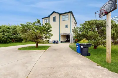 Image de Dog-friendly home with private hot tub, pool, & pool table