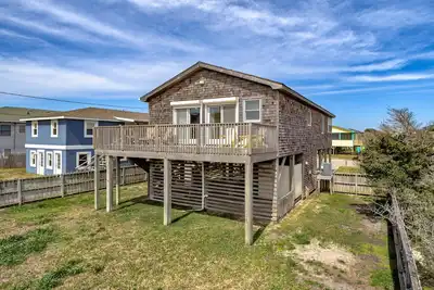 Image de Dog-friendly home steps from the beach with deck, WiFi, Ac & great location